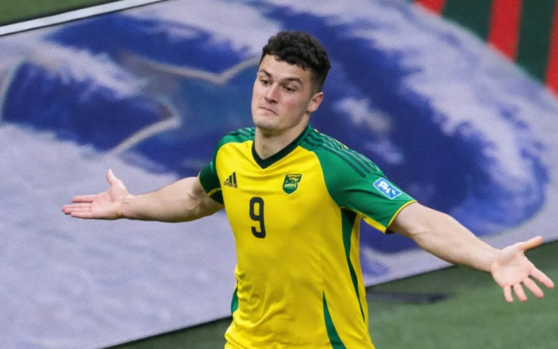 Bailey Cadamarteri ghi bàn cho đội tuyển Jamaica