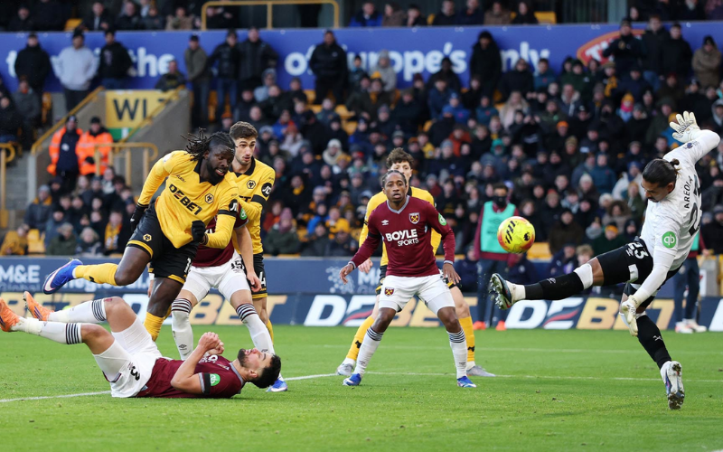 West Ham cố gắng kiểm soát bóng còn Wolves tập trung phá vỡ nhịp chơi