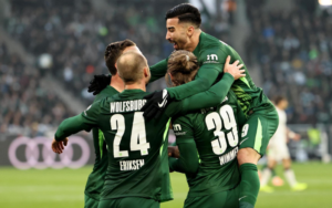 Đội khách M'gladbach luôn nổi tiếng với lối đá cống hiến và không ngại va chạm.