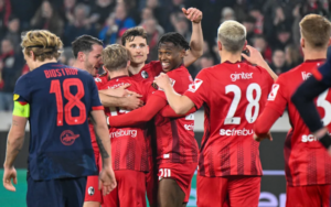 Ở trận lượt đi mùa này, Freiburg đã giành chiến thắng thuyết phục 4-0 trên sân nhà