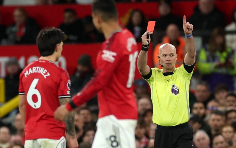 Quyết định rút thẻ đỏ của trọng tài dành cho một cầu thủ Manchester United