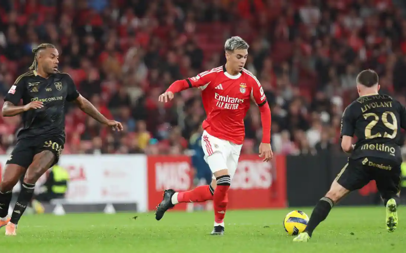Benfica không gặp quá nhiều khó khăn trong việc kiểm soát bóng