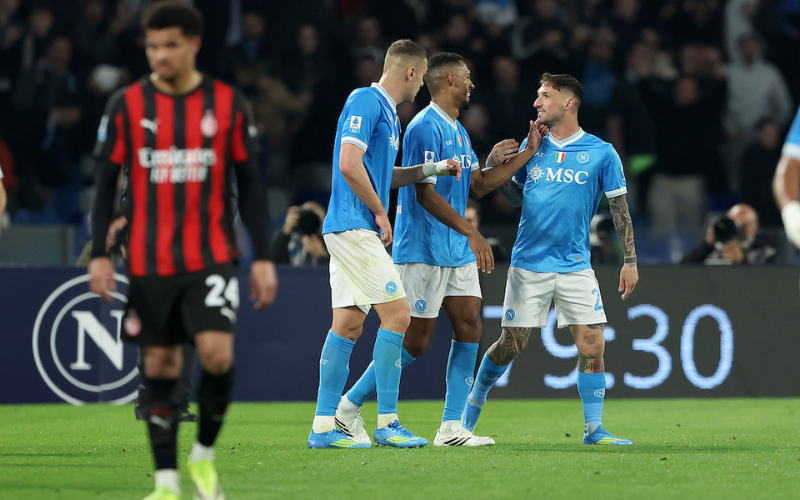 Napoli vươn lên vị trí thứ hai trên bảng xếp hạng