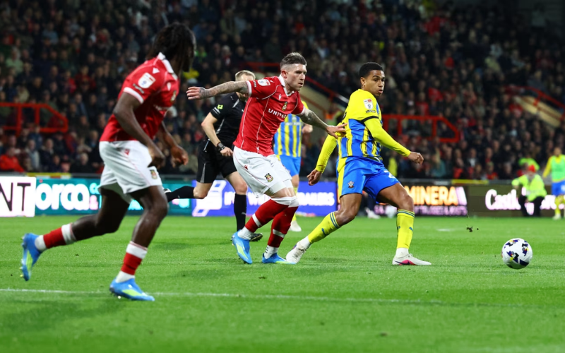Wrexham cố gắng phản ứng, nhưng những pha triển khai của họ thiếu sự sắc bén cần thiết