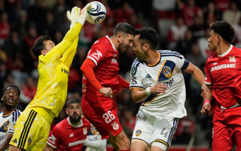 Toluca và LA Galaxy lập tức đẩy tốc độ trận đấu lên cao