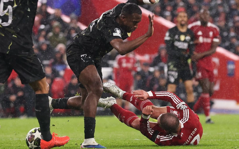 Sau khi tham khảo VAR, trọng tài từ chối quả penalty trong sự phản đối dữ dội từ phía cầu thủ và người hâm mộ