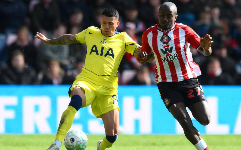 Sunderland tận dụng tối đa cơ hội, còn Tottenham thì không.