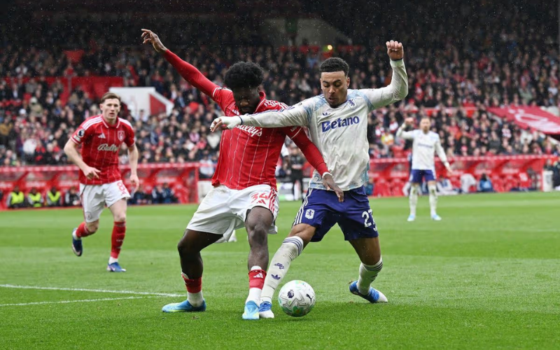 Aston Villa cố gắng dồn lên tìm bàn thắng, trong khi Nottingham Forest chủ động lùi sâu